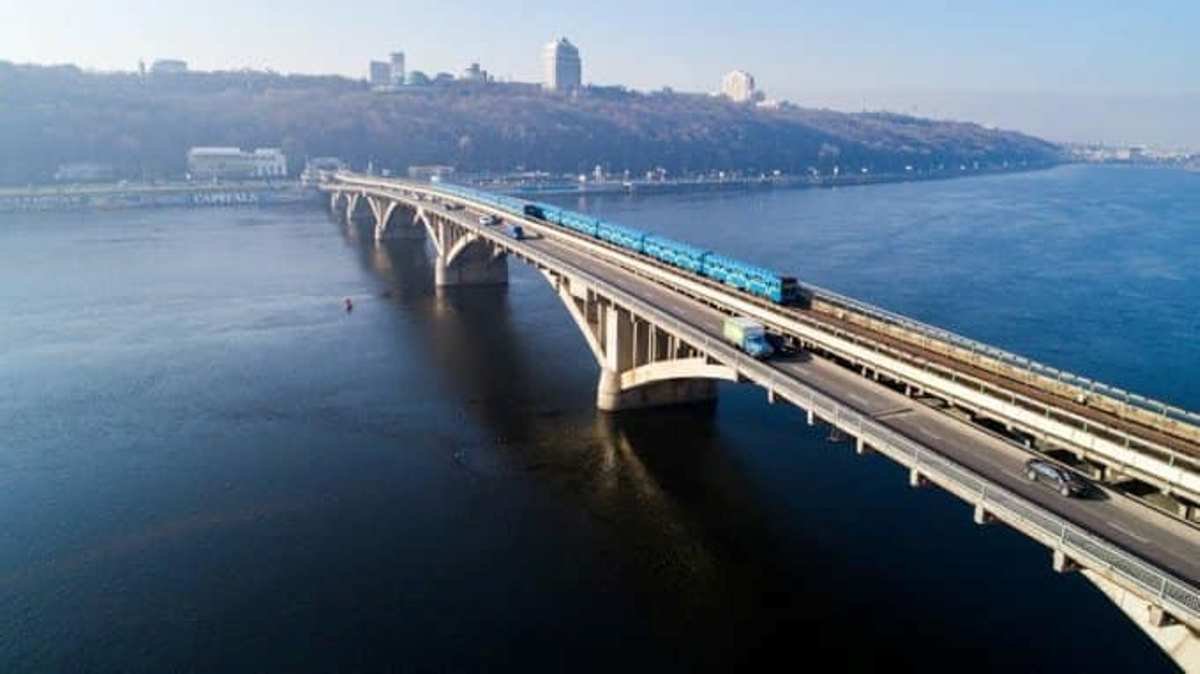 В Киеве на две недели ограничили проезд по мосту Метро