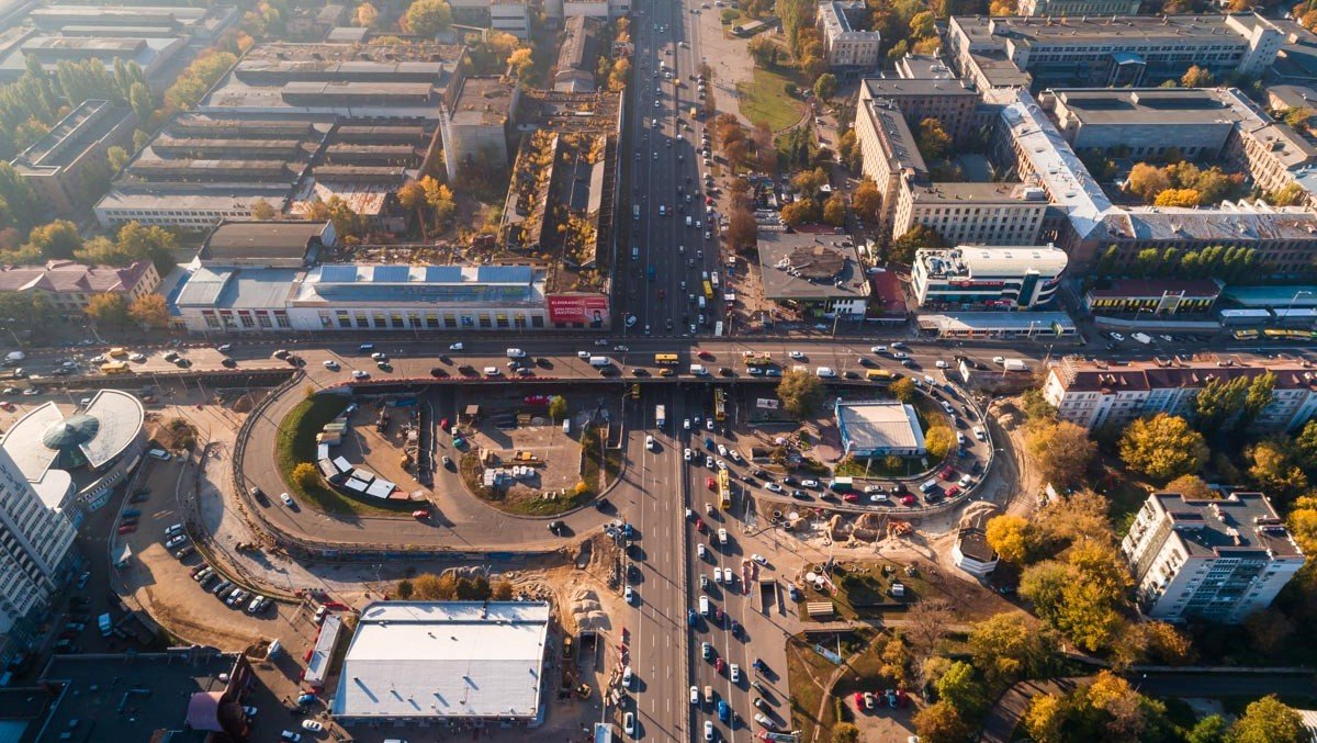 В Киеве почти на месяц ограничили съезд на проспект Победы