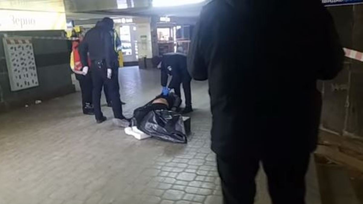 В переходе в центре Киева зарезали мужчину: кадры с места преступления