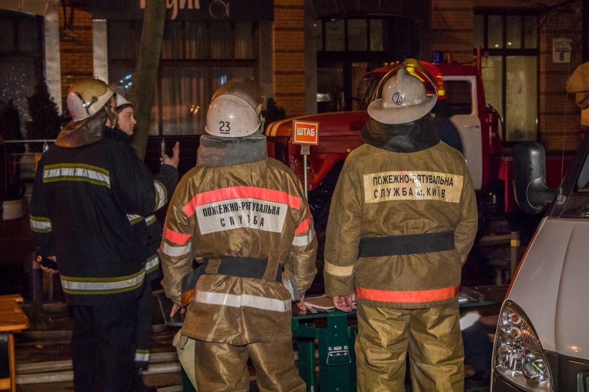 Ночью в Киеве горело общежитие университета: фото с места