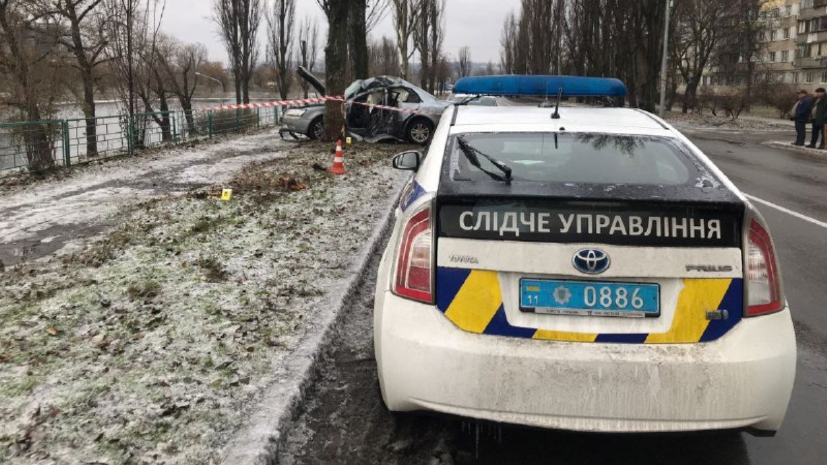 В Киеве на Энтузиастов Hyundai Sonata влетел в дерево: водитель погиб от удара