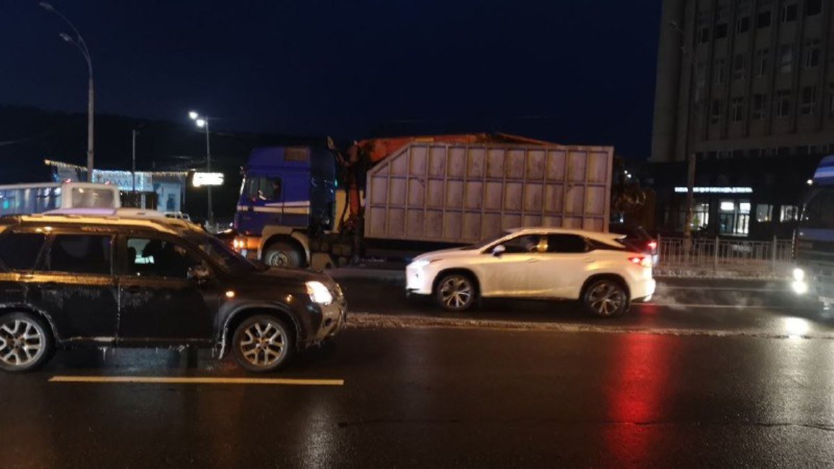 В Киеве возле метро Голосеевская грузовик насмерть переехал пешехода