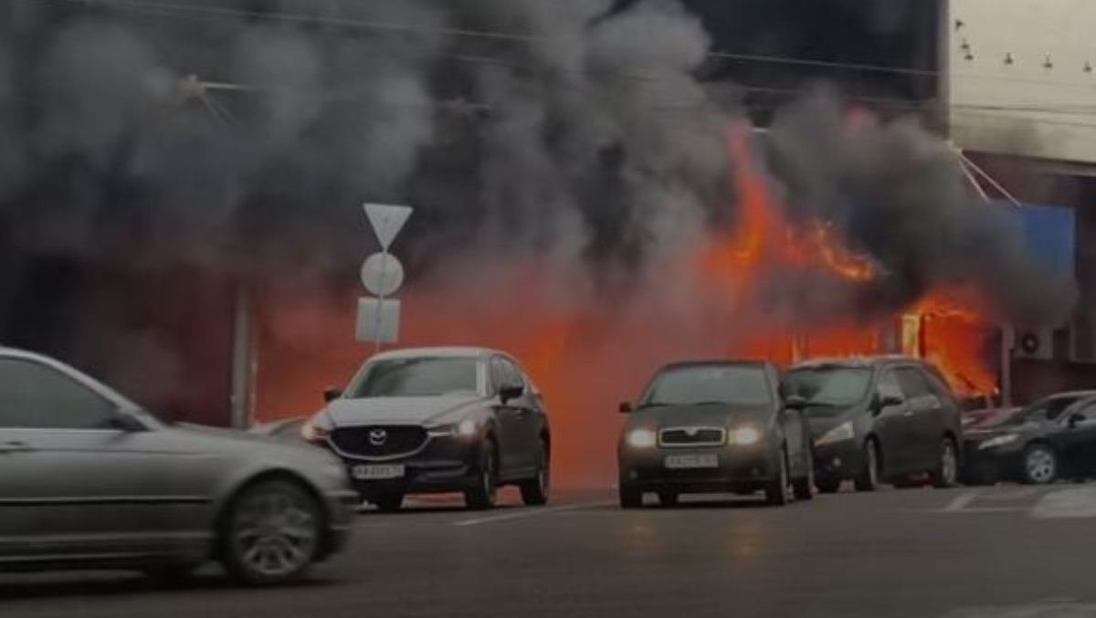 В Киеве на бульваре Шевченко вспыхнул пожар: что горело