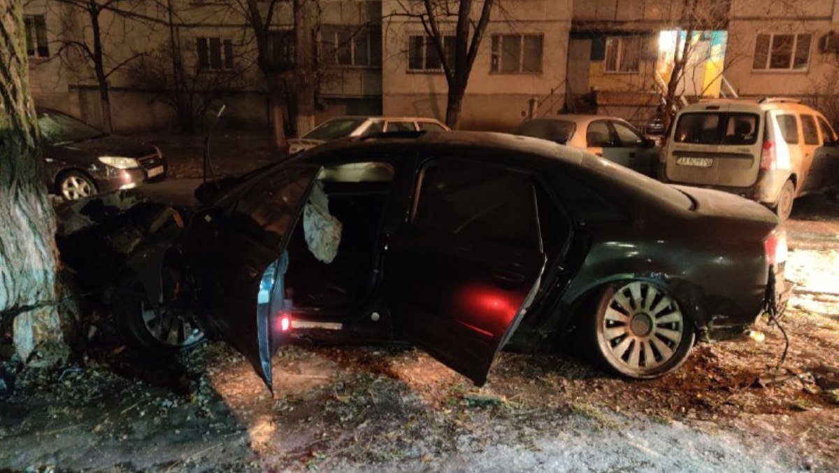 В Киеве на Минской водитель Audi влетел во двор и протаранил машины: есть пострадавшие