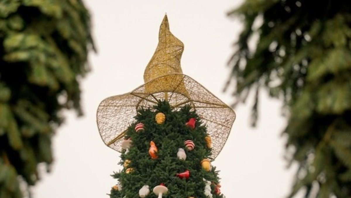 Шляпы не будет: почему с главной елки Украины в Киеве снимут тематический декор и как реагируют люди