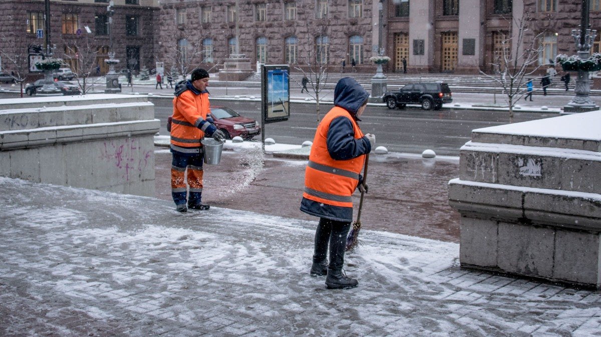 В Киеве руководителей районов обязали выводить весь состав коммунальщиков для ликвидации снегопада и гололеда
