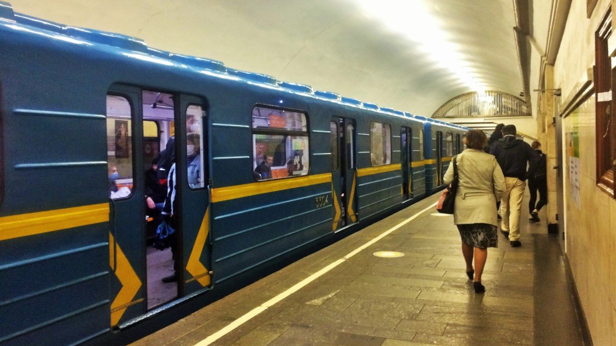 В киевском метро ищут взрывчатку: перекрыты станция "Крещатик" и пересадка на "Майдан Независимости"