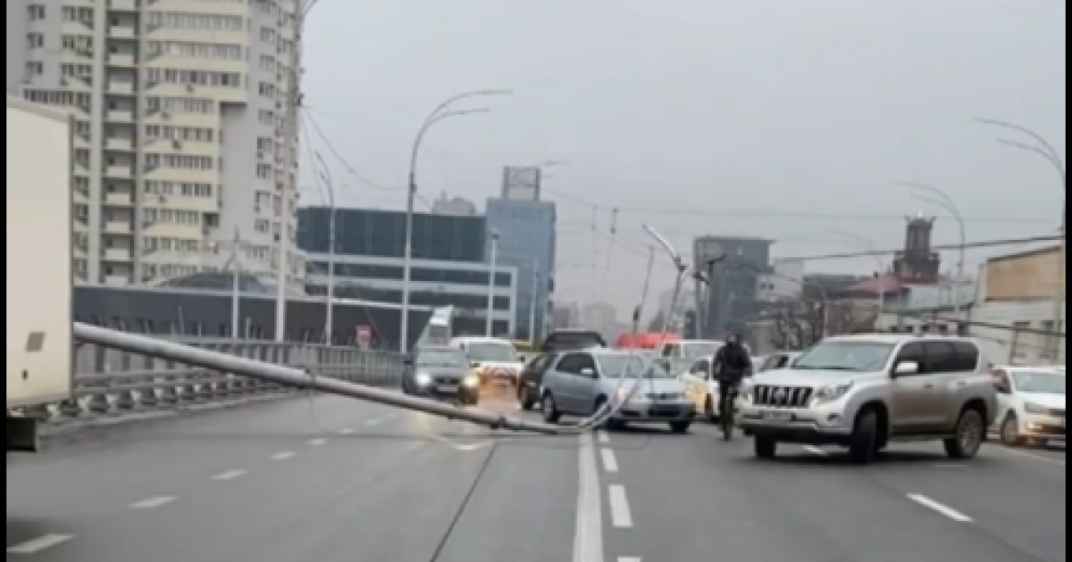 На Шулявском мосту упавшие электроопоры повредили 9 авто: видео момента