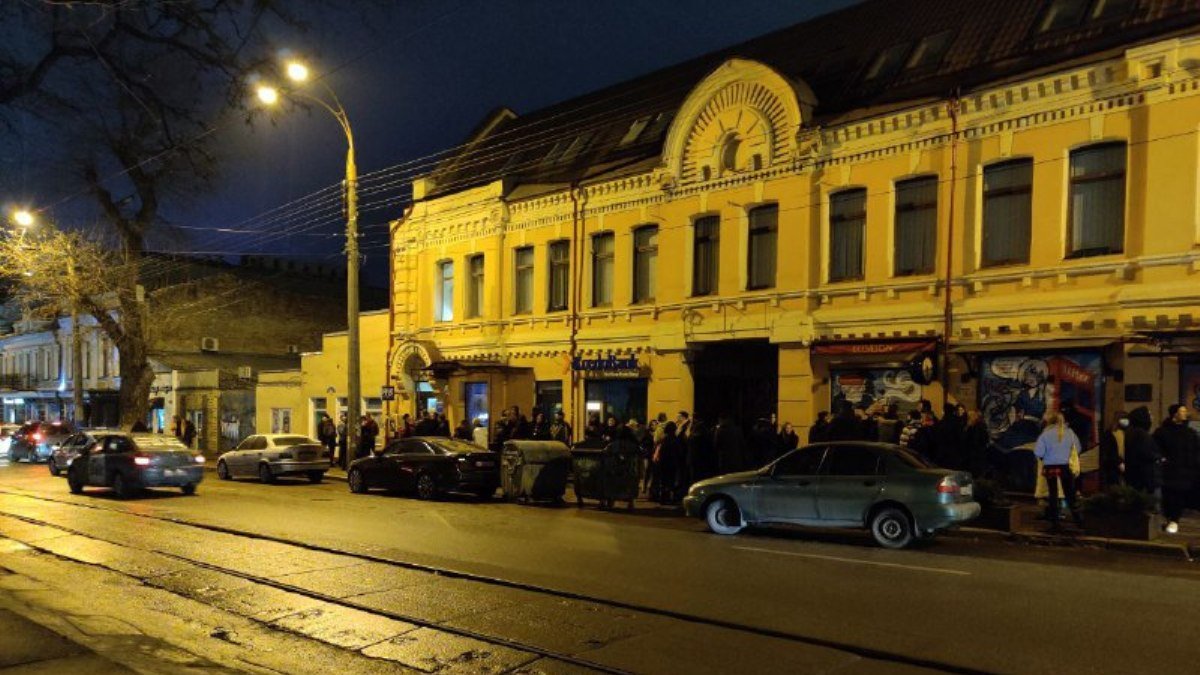 В Киеве на Подоле полиция закрыла "дискотеку" в баре