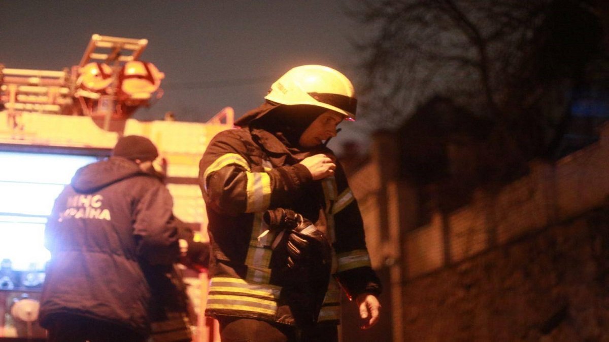 В Киеве на Голосеево вспыхнул частный дом: подробности пожара