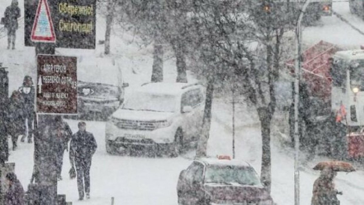 Как снегопад засыпает Киев: фото и видео с дорог и улиц