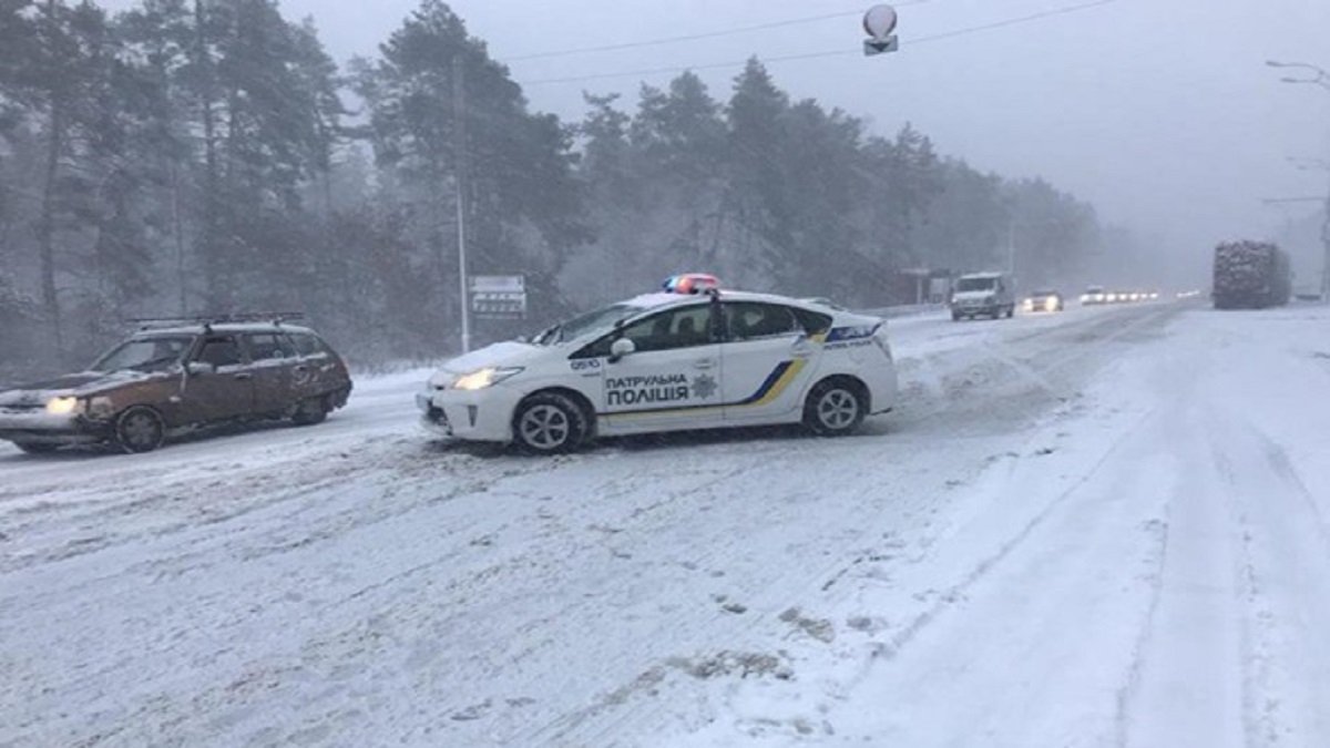 Из-за снегопада на дорогах Киева произошло более 150 ДТП