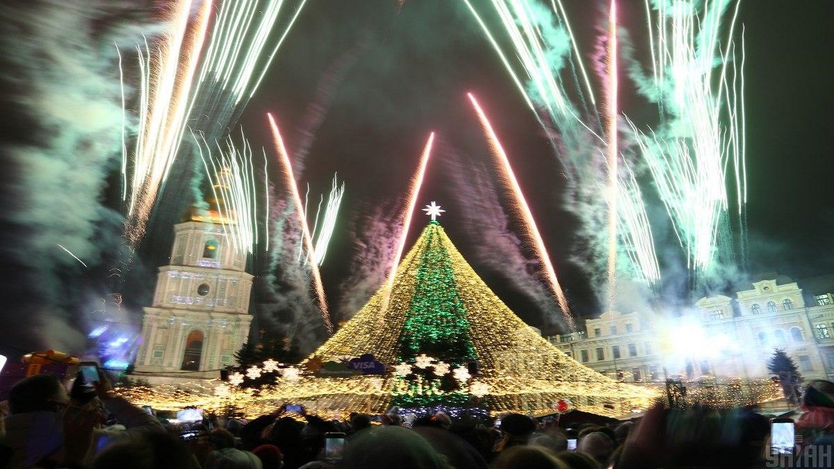 Где увидеть лучшие новогодние елки Украины с высоты и как проголосовать за свою