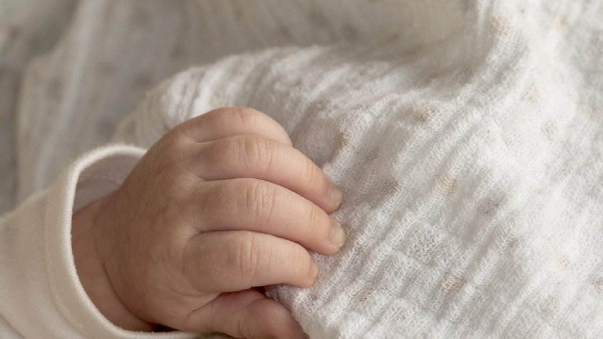 В Киеве на Оболони женщина нашла под дверью младенца