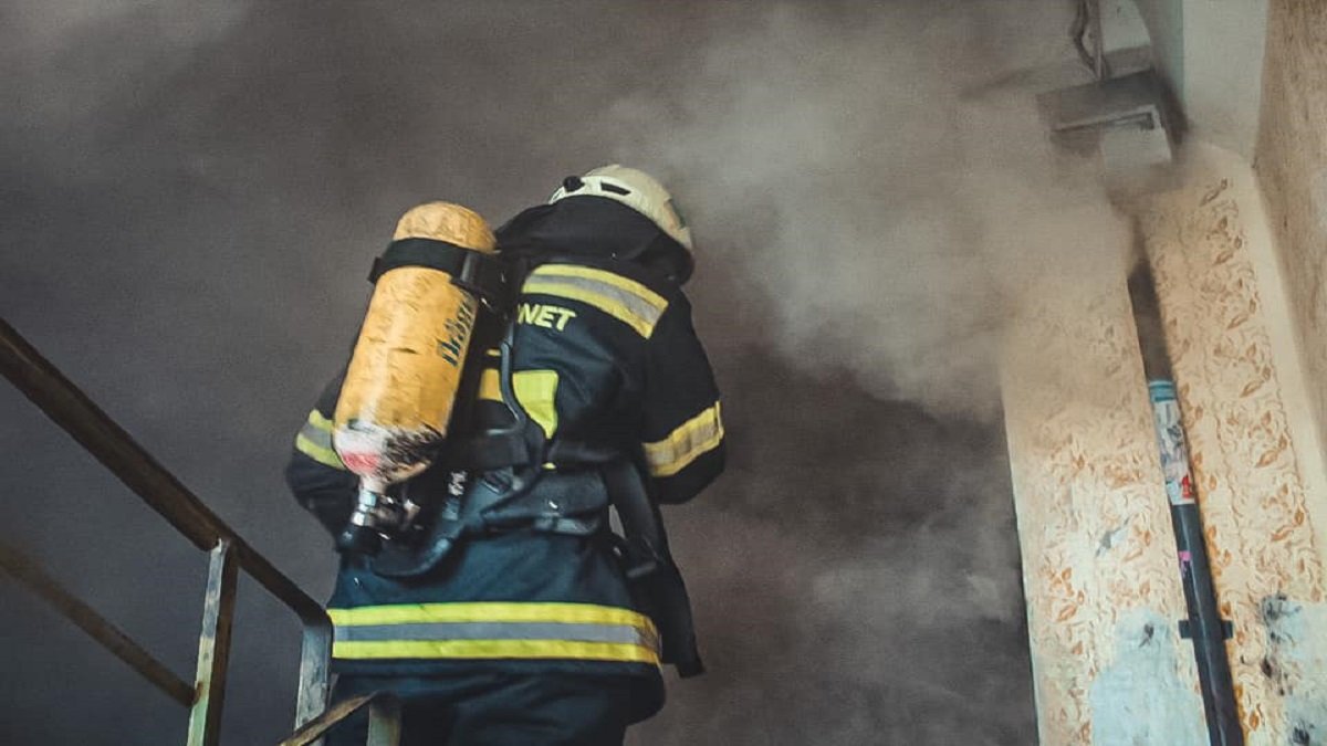 В Киеве на Соломенке вспыхнул дом: спасатели нашли обгоревшего мужчину