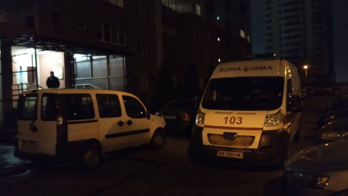 В Киеве на Троещине из горящей квартиры достали труп с ножевыми ранениями