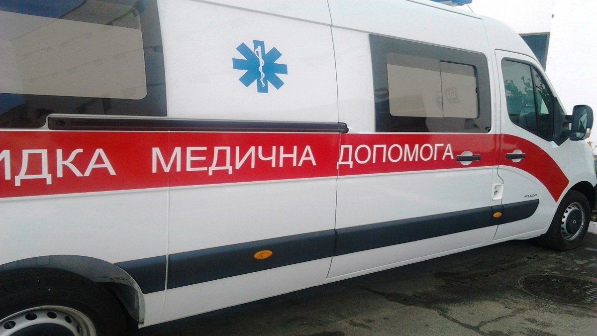 В Киеве на Троещине микроавтобус протаранил трамвай: движение парализовано