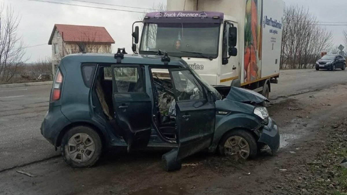 ДТП под Киевом: грузовик раздавил иномарку, есть пострадавшие