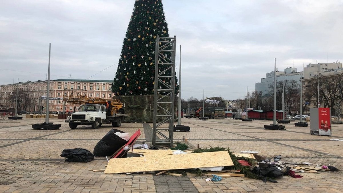 На Софийской площади начали демонтировать главную елку страны: кадры с места