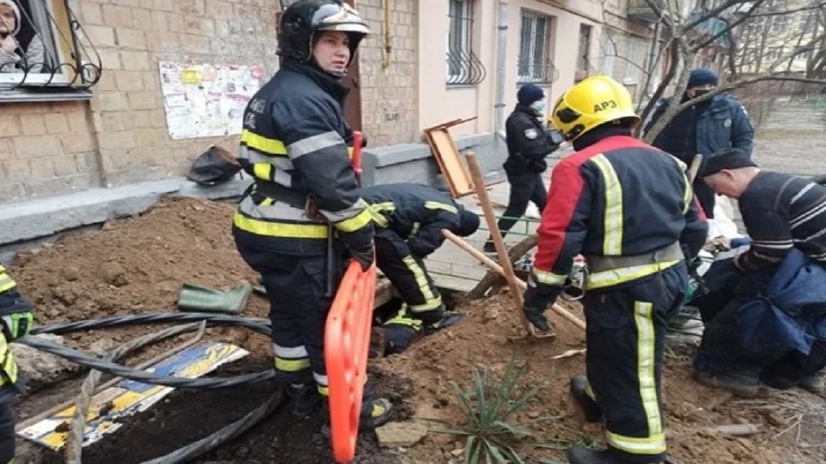 В Киеве монтажника завалило песком на работе, он мертв: кадры с места
