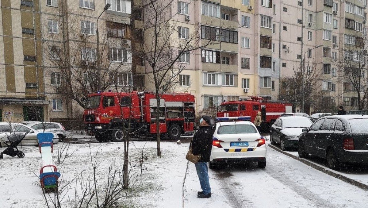 В Киеве на Позняках в многоэтажке загорелась квартира: жильцов дома эвакуировали