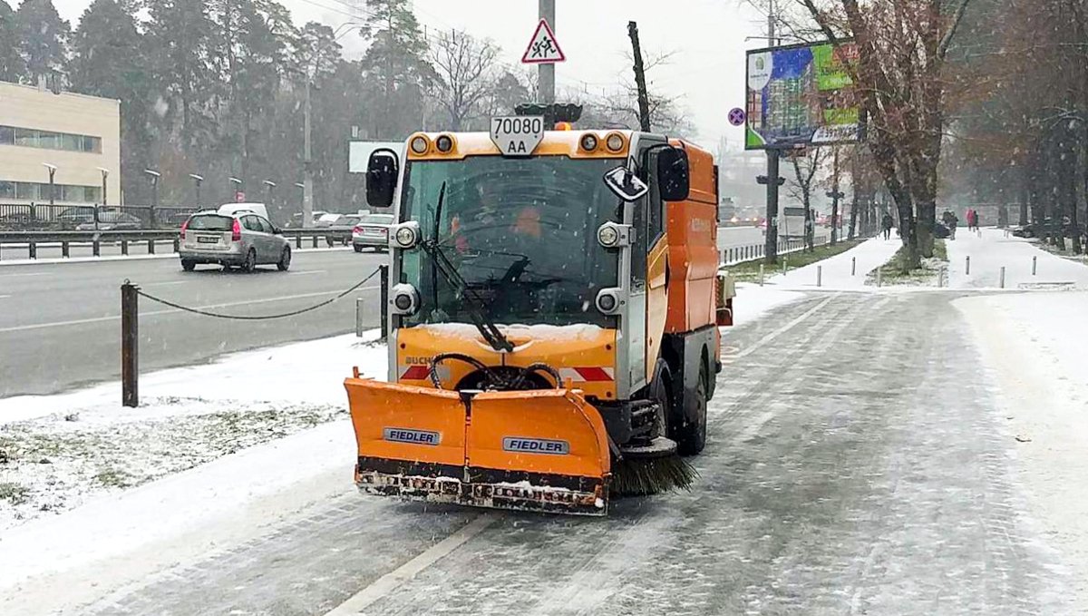 Киев продолжает засыпать снегом: на дороги города высыпали 250 тонн соли и песка