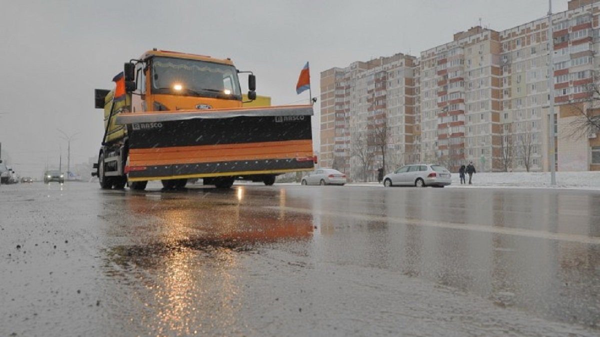 Как в Киеве боролись со снегом: появились кадры