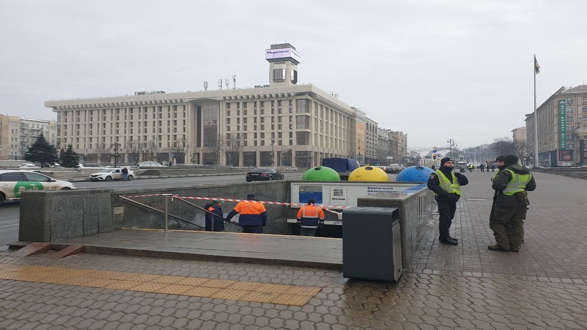 В переходе в центре Киева обвалился потолок: появились кадры