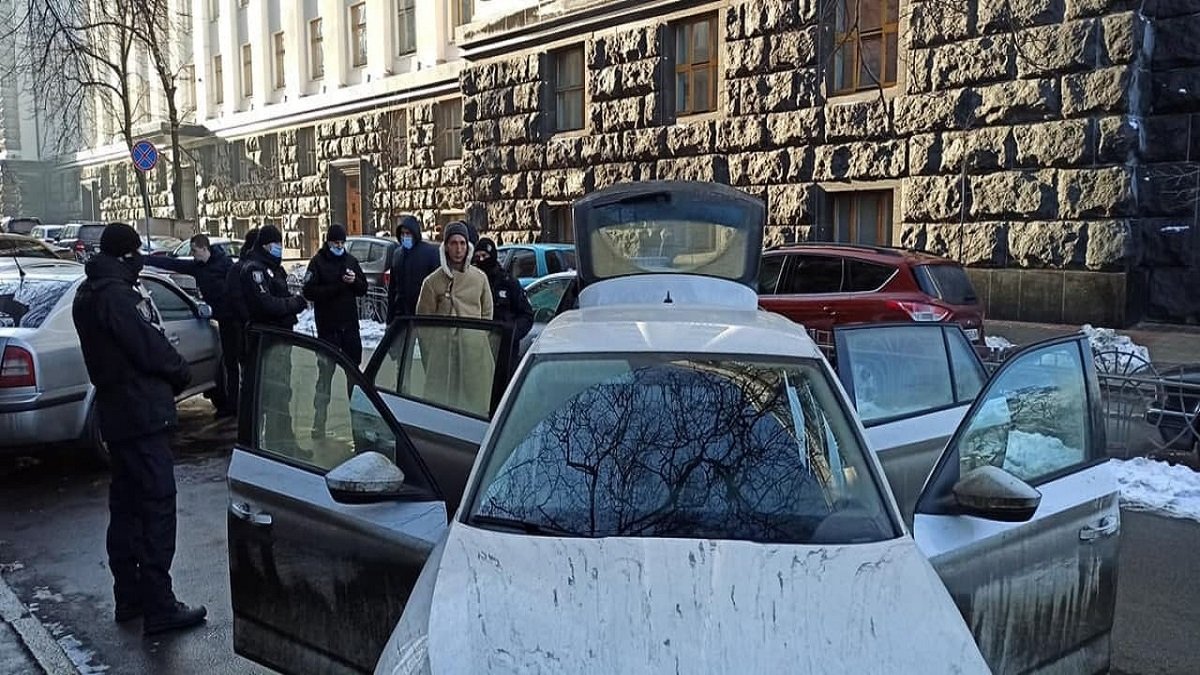 В Киеве у здания Верховной Рады задержали мужчину с ножом и пистолетом: кадры с места