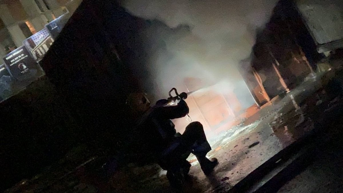 В Киеве на Минском массиве огонь охватил здание шиномонтажа: подробности