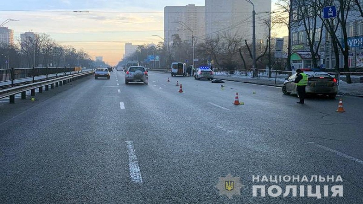 В Киеве женщина погибла под колесами Ford: фото с места аварии