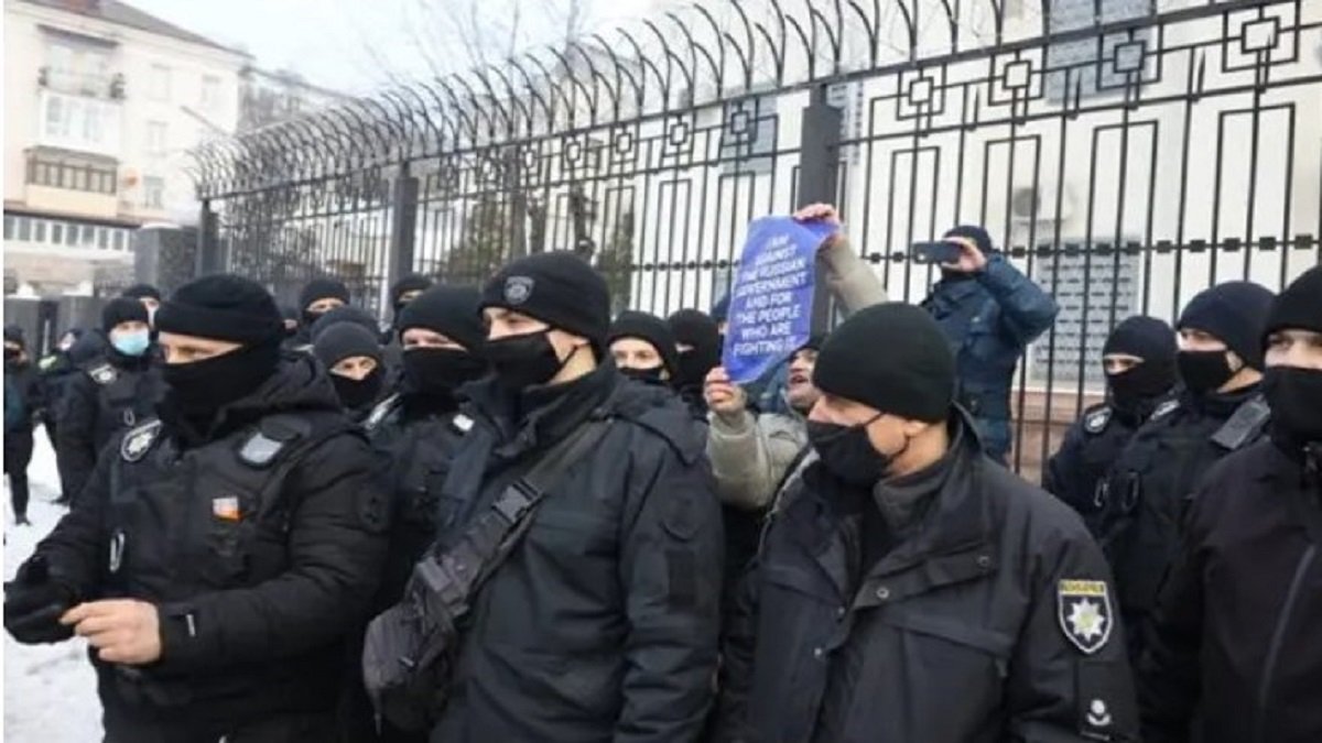 В Киеве у посольства РФ произошли стычки между активистами и полицией