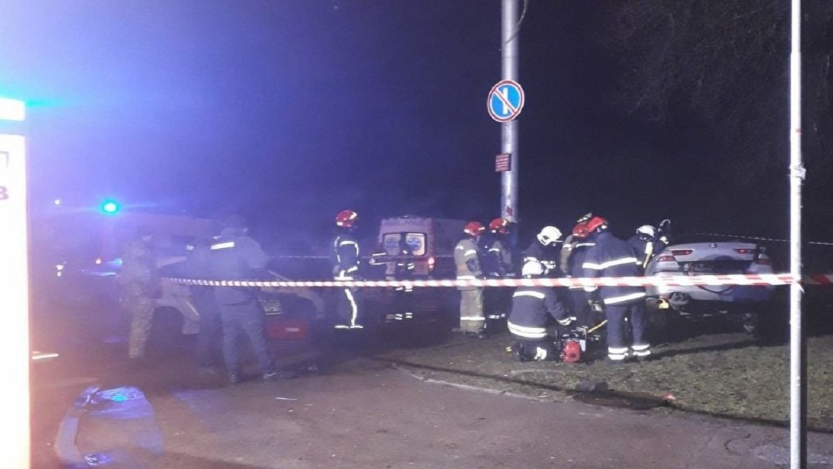 В Киеве «Alfa Romeo» протаранил электроопору: спасатели вырезали водителя из сидения
