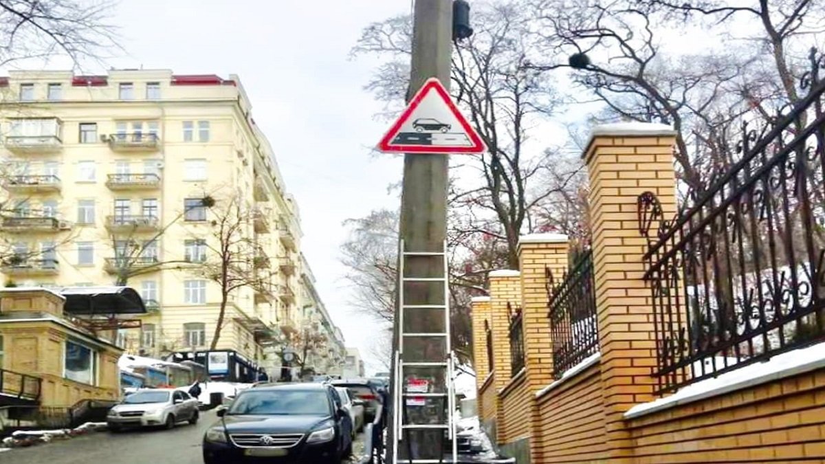 На дорогах Киева появились новые дорожные знаки: что они означают
