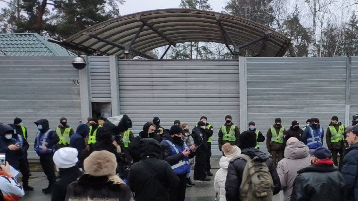 Под резиденцией Зеленского в Конча-Заспе активисты разбросали платежки за коммуналку