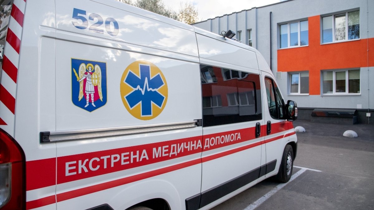 В Киеве неизвестный мужчина ударил ножом в грудь пациента прямо в больницы