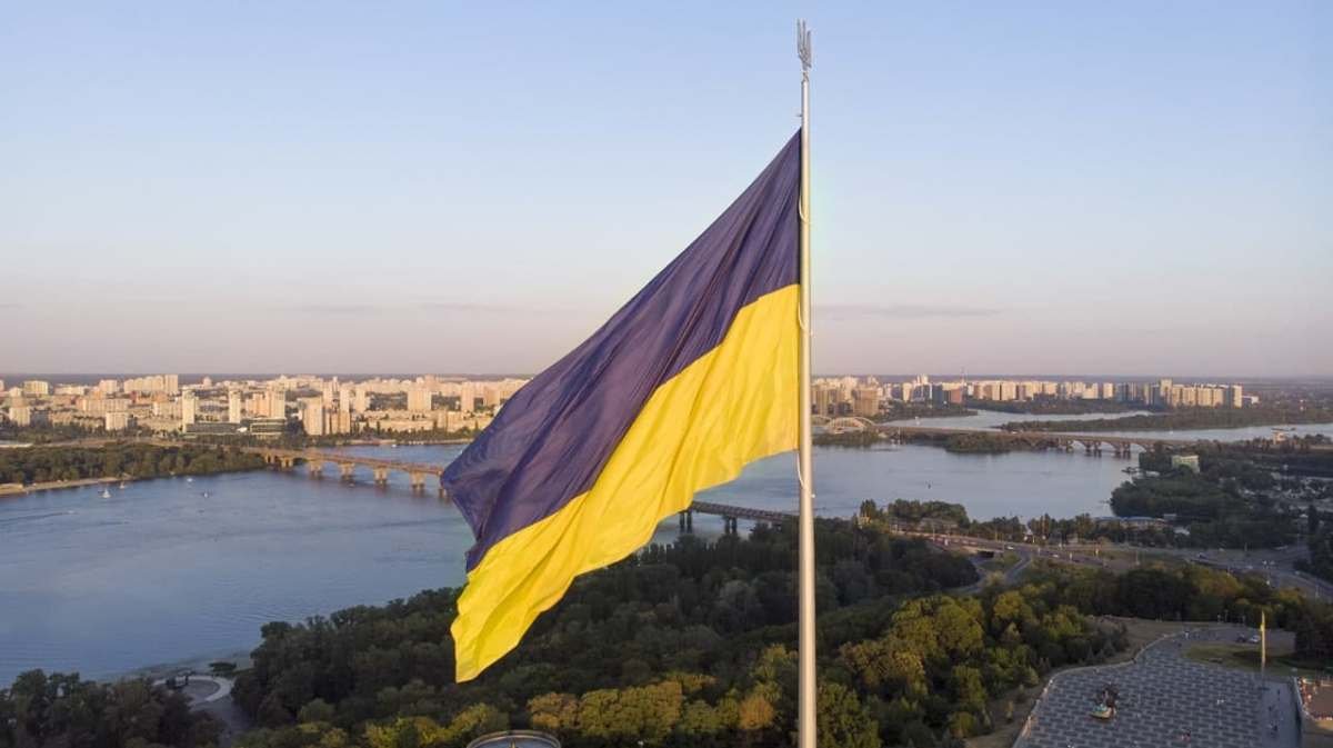 В Киеве возле Родины-Матери приспустили главный флаг Украины: что случилось