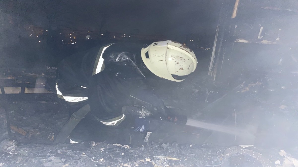 В Киеве в Оболонском районе сгорели сразу несколько квартир: подробности и кадры с места