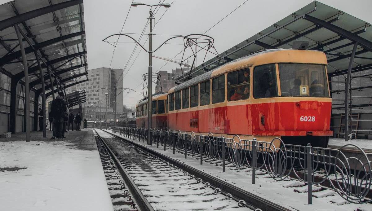Киев сковал гололед и засыпает снегом: как работает общественный транспорт в условиях непогоды