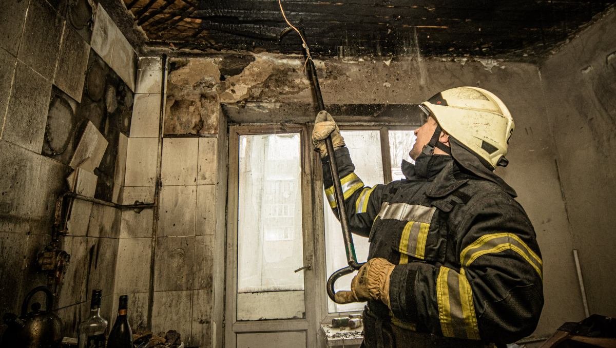 В центре Киева сгорела квартира в день рождения ее хозяина: кадры изнутри