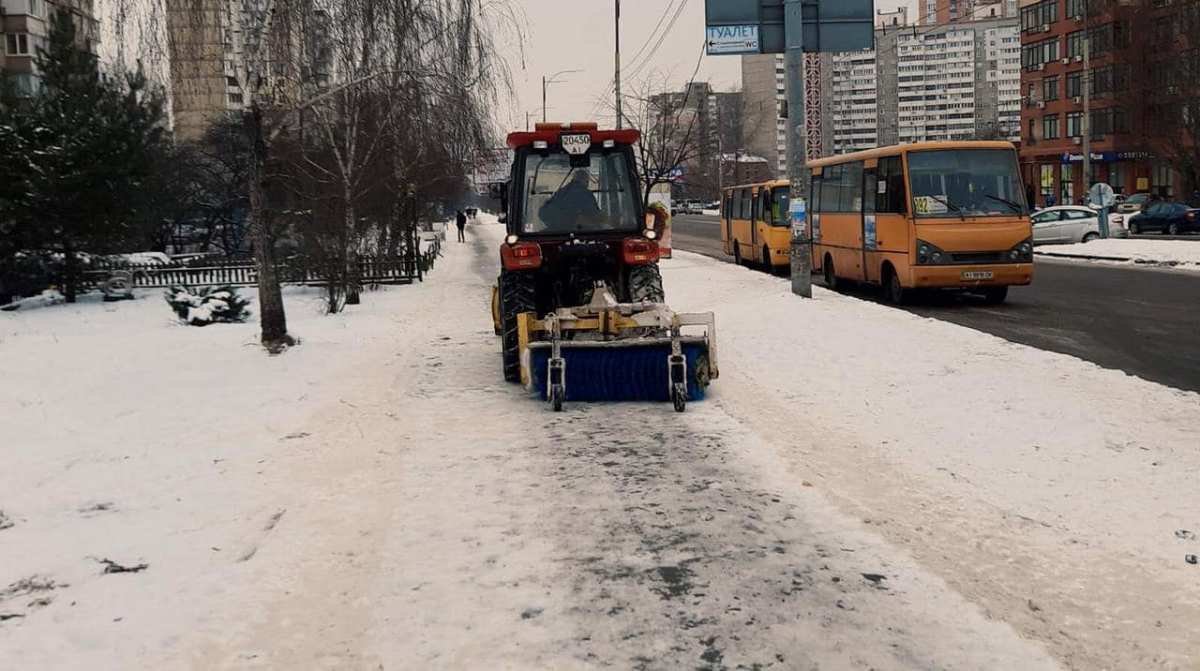 Снегопад в Киеве не прекращается: коммунальщики продолжают интенсивную обработку дорог