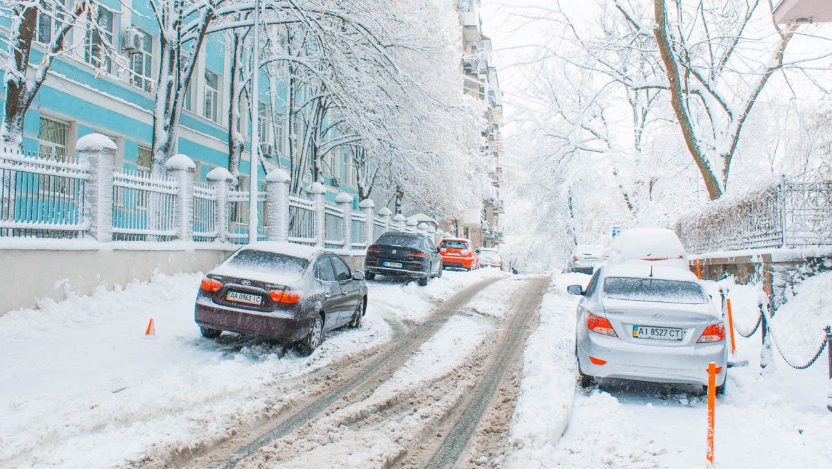 На Киев надвигается сильный снегопад: где лучше не парковать свои автомобили