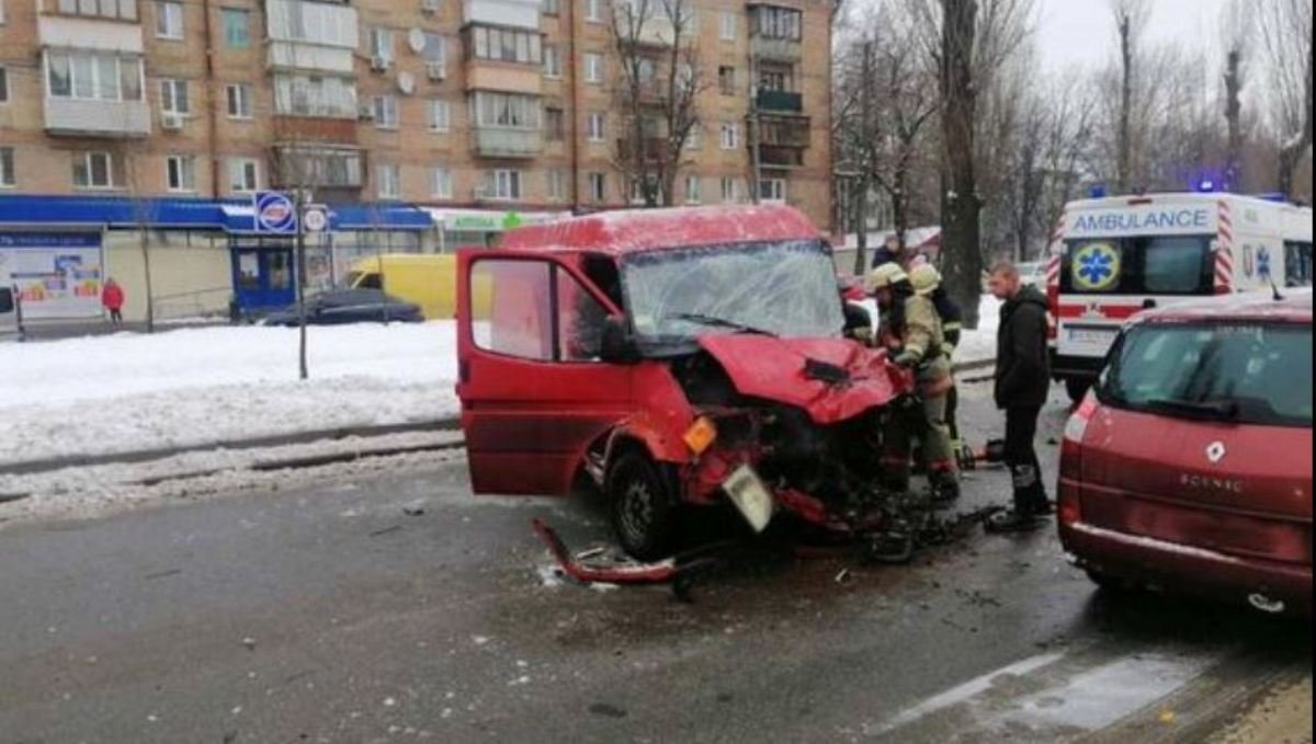 В Киеве в ДТП на Вацлава Гавела водителя зажало в изувеченном автомобиле