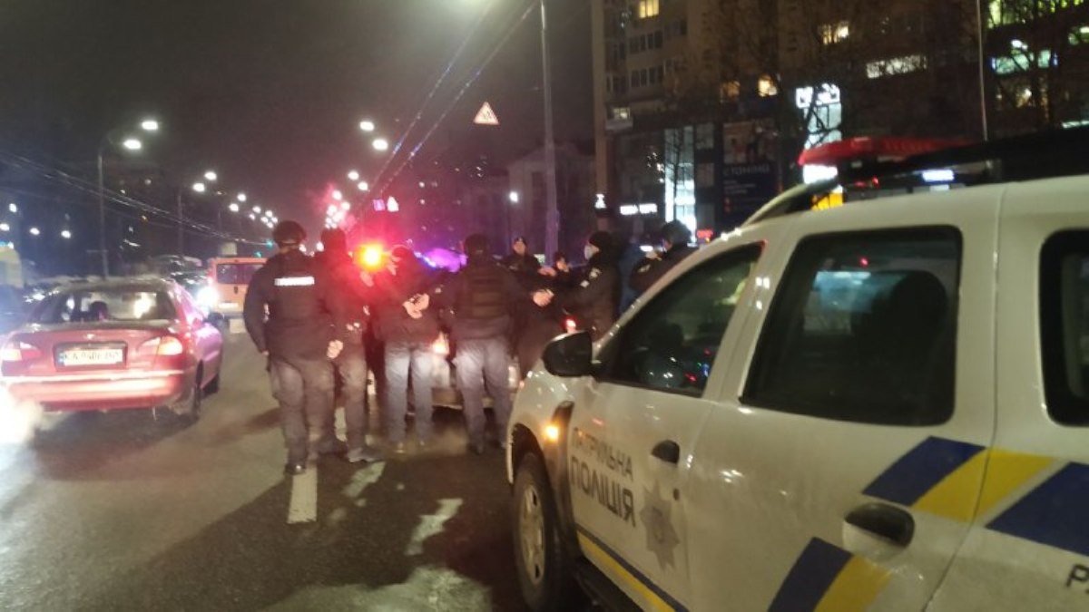 В Киеве двое мужчин на Skoda расстреляли Toyota Camry: их задержали спецназ и оперативники