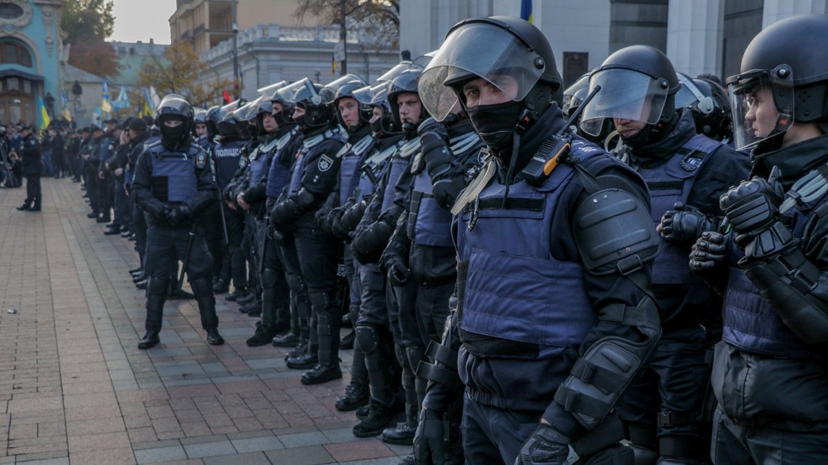 В центр Киева стянули силовиков: полиция и гвардейцы усилили меры безопасности