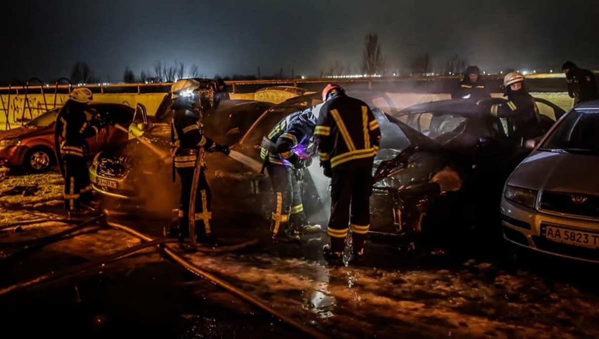 В Киеве на Троещине сгорели 4 припаркованные в ряд машины