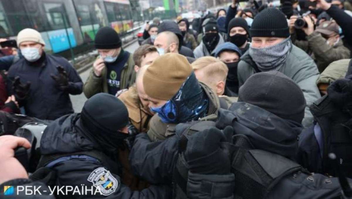 В Киеве активисты пришли под здание телеканала "НАШ" и требовали его закрытия: произошли стычки с полицией