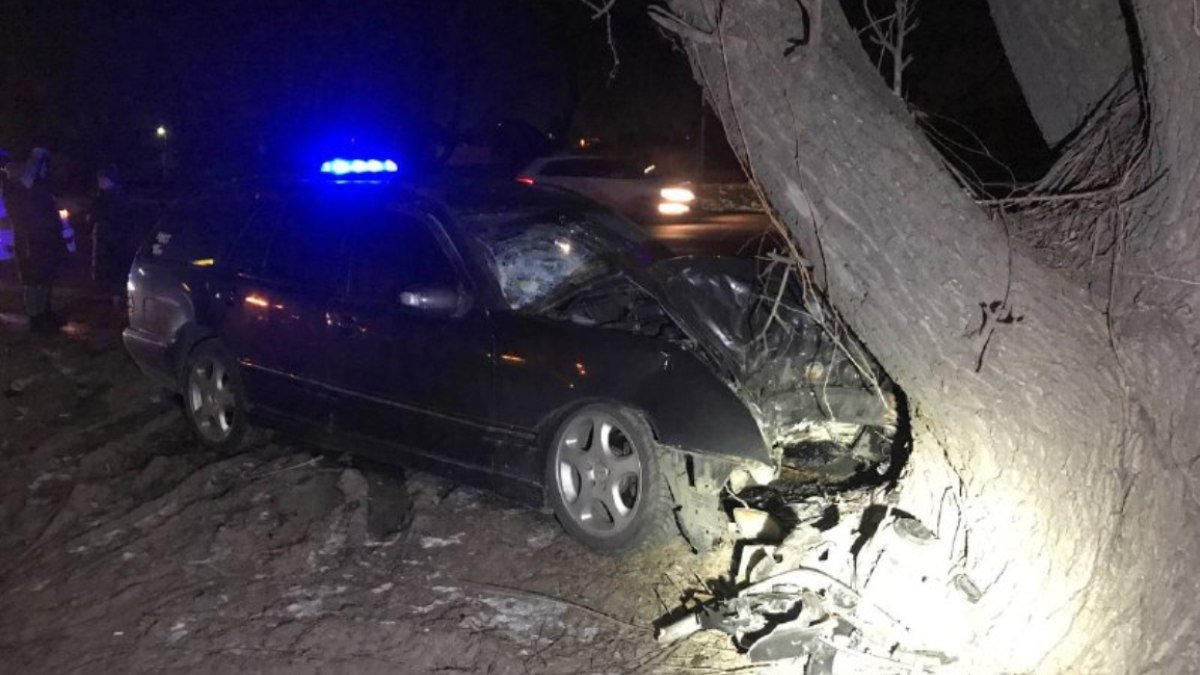 В Киеве на Кольцевой Mercedes влетел в дерево: пострадал мужчина