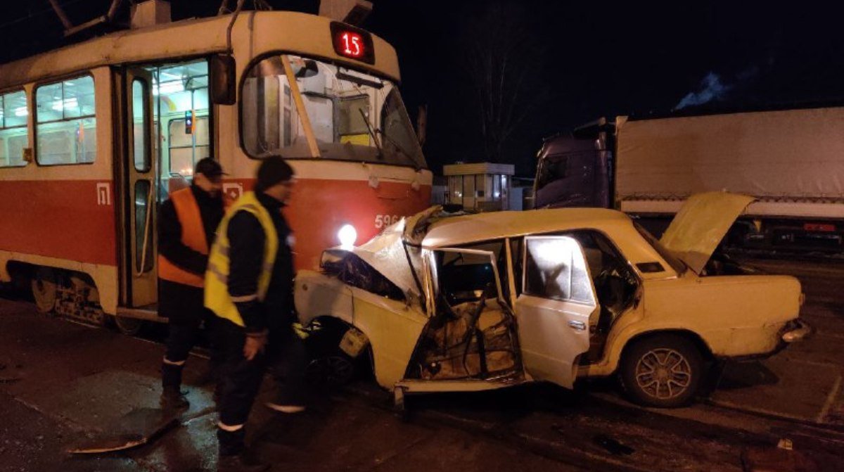 В Киеве на Дегтяревской ВАЗ лоб в лоб влетел в трамвай
