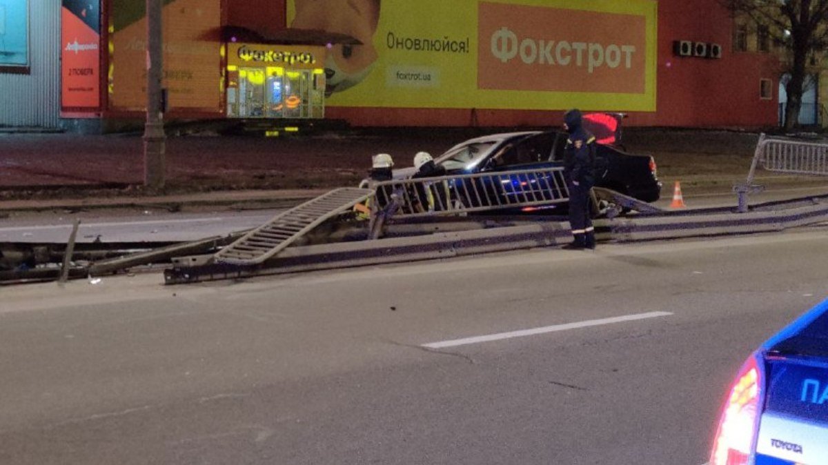 В Киеве на Освободителей водитель Toyota на ходу снес отбойник